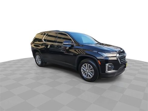 Used 2023 Chevrolet Traverse LT image 2