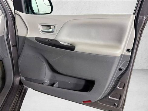 Used 2015 Toyota Sienna LE FWD image 14