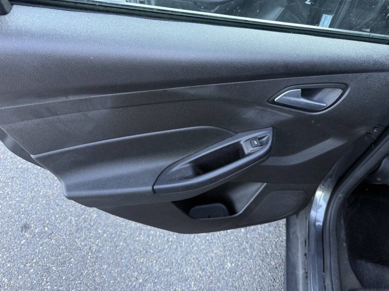 Used 2016 Ford Focus SE FWD image 13