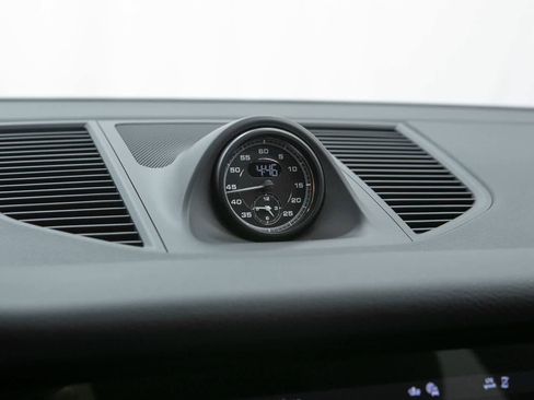 Certified 2026 Porsche Macan AWD/4WD image 32