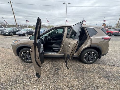 Used 2024 Nissan Rogue SV image 4