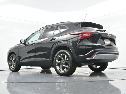 Used 2024 Chevrolet Trax LT w/ Sunroof Package FWD image 47