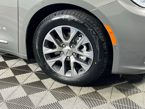 Used 2023 Chrysler Pacifica Pinnacle image 12