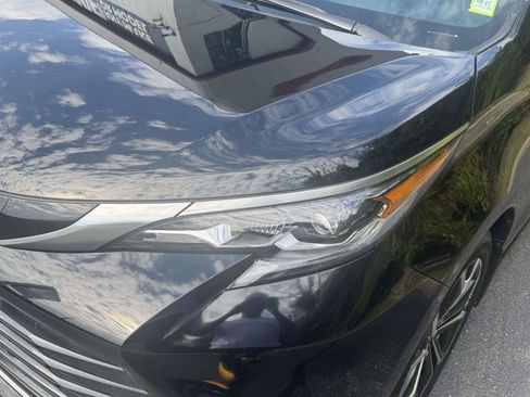 Certified 2025 Toyota Sienna Platinum FWD image 9
