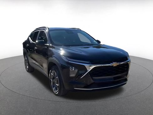 Used 2025 Chevrolet Trax LT w/ LT Convenience Package image 2