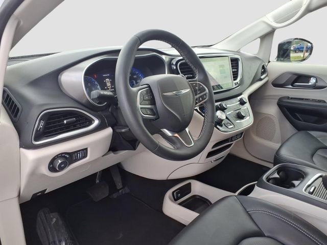 Used 2024 Chrysler Pacifica Touring-L FWD image 17
