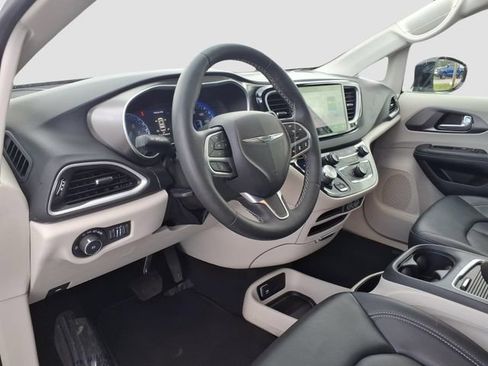 Used 2024 Chrysler Pacifica Touring-L FWD image 17