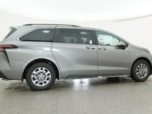 New 2026 Toyota Sienna XLE FWD image 17