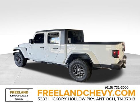Used 2024 Jeep Gladiator Sport image 3