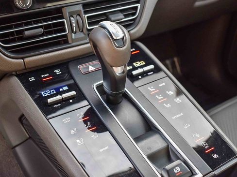 Used 2022 Porsche Macan image 18