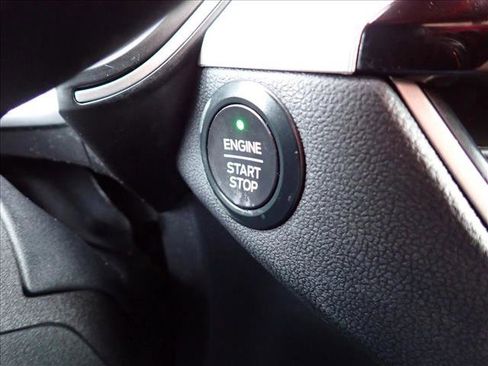 Used 2020 Ford Escape SE image 21