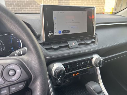 Used 2025 Toyota RAV4 XLE AWD/4WD image 9