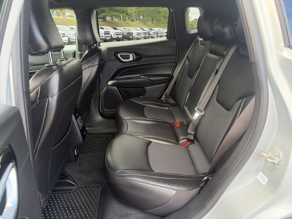 Used 2024 Jeep Compass Latitude w/ Convenience Group AWD/4WD image 24