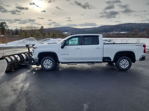 Used 2022 Chevrolet Silverado 2500 LT w/ Convenience Package image 5