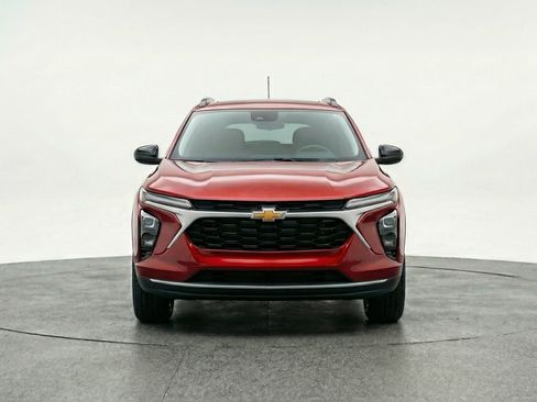 Used 2025 Chevrolet Trax LT w/ LT Convenience Package image 2
