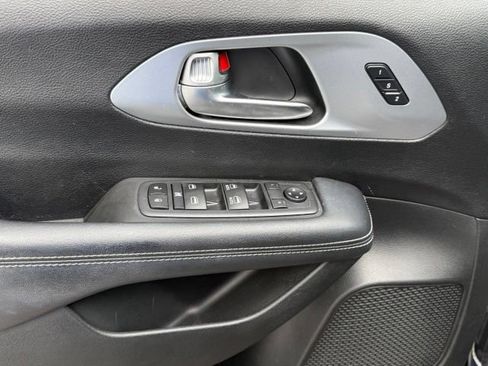 Used 2020 Chrysler Pacifica Touring-L w/ S Appearance Package FWD image 29