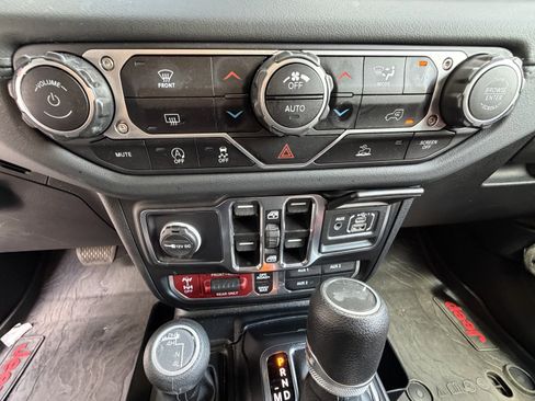 Used 2024 Jeep Wrangler Unlimited Rubicon AWD/4WD image 29