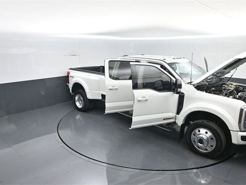 Certified 2025 Ford F450 Platinum image 32