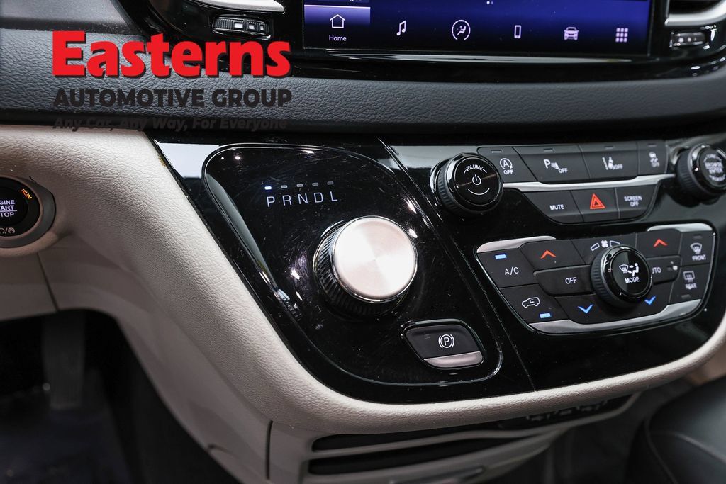 Used 2023 Chrysler Pacifica Touring-L FWD image 13