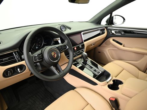 Used 2025 Porsche Macan image 36