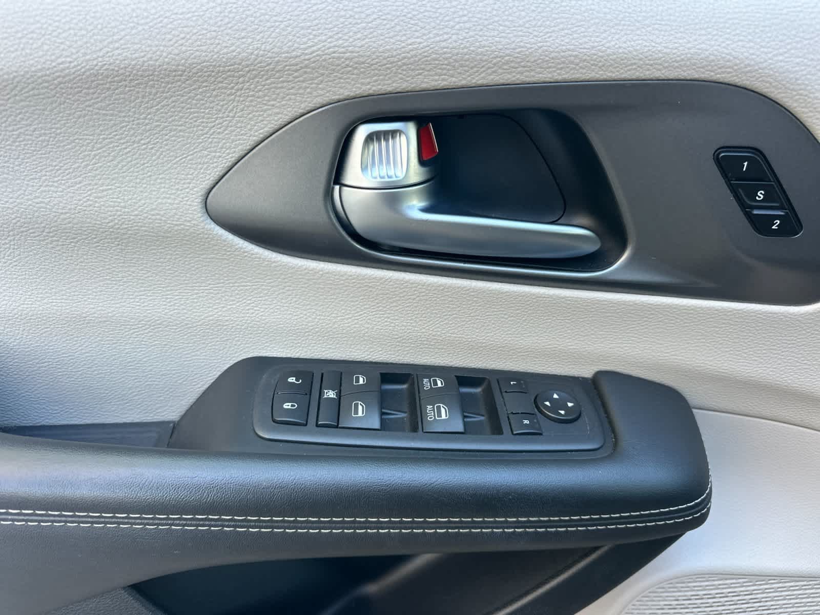 Used 2024 Chrysler Pacifica Touring-L FWD image 13
