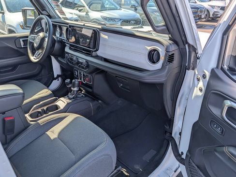 Used 2025 Jeep Wrangler Unlimited Sahara AWD/4WD image 10