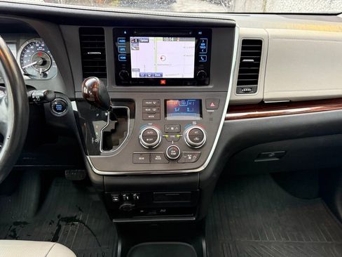 Used 2017 Toyota Sienna Limited Premium image 27
