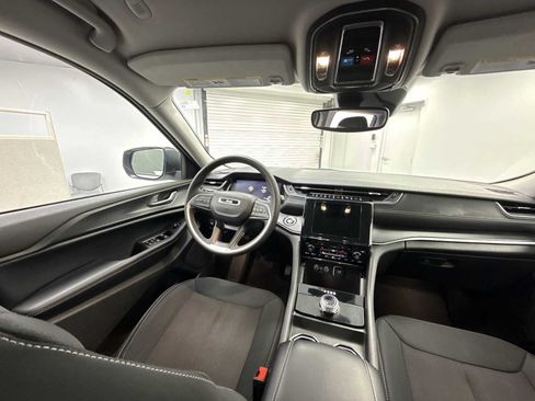 Used 2024 Jeep Grand Cherokee Laredo AWD/4WD image 15