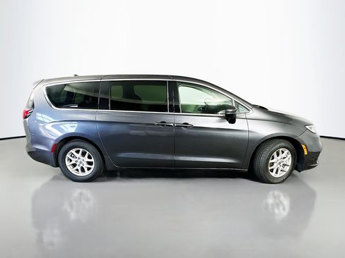 Used 2023 Chrysler Pacifica Touring-L FWD image 8