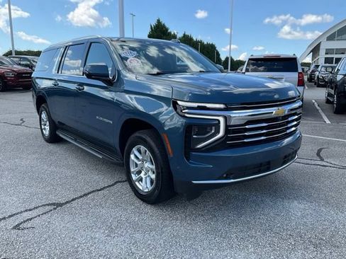 Used 2025 Chevrolet Suburban LT w/ Comfort Package AWD/4WD image 3