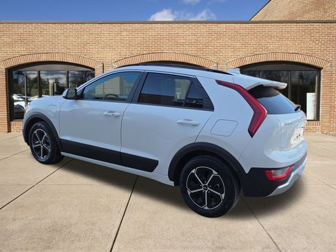 Used 2024 Kia Niro EX w/ EX Cold Weather Package image 6