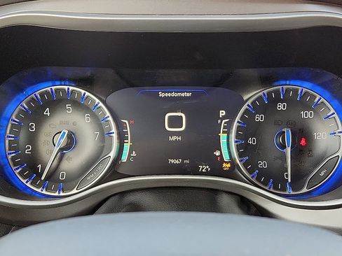 Used 2024 Chrysler Pacifica Touring-L image 10