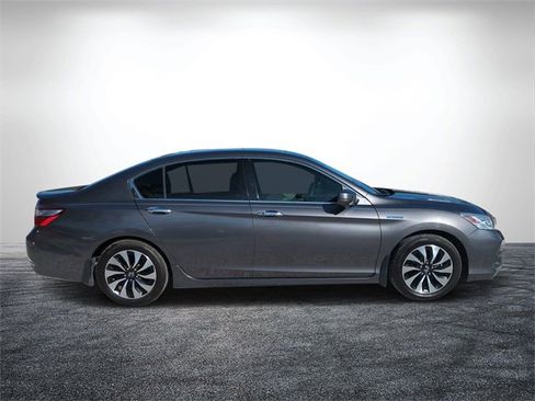 Used 2017 Honda Accord Touring image 2