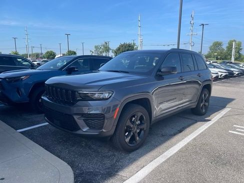 Used 2023 Jeep Grand Cherokee Altitude AWD/4WD image 5