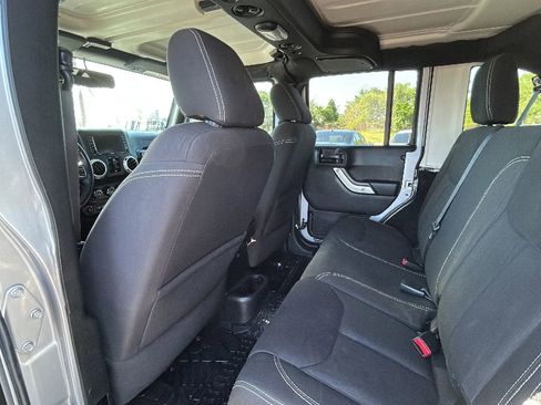 Used 2016 Jeep Wrangler Unlimited Rubicon w/ Connectivity Group AWD/4WD image 29
