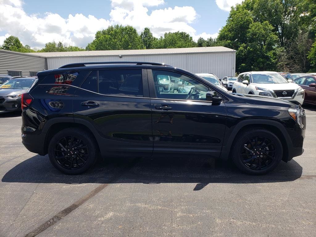 Used 2023 GMC Terrain SLE w/ Driver Convenience Package FWD image 4