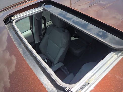 Used 2021 Toyota Sienna XLE FWD image 3