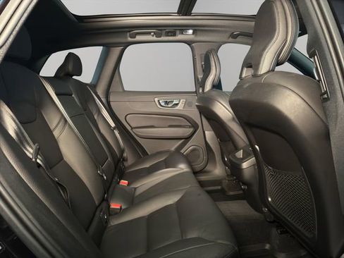 Used 2020 Volvo XC60 T5 Momentum image 24