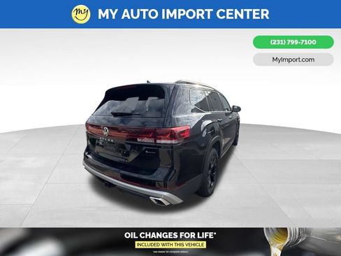 Used 2025 Volkswagen Atlas Peak Edition SE AWD/4WD image 6