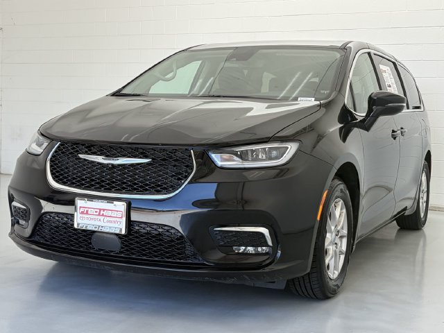 Used 2024 Chrysler Pacifica Touring-L FWD image 4