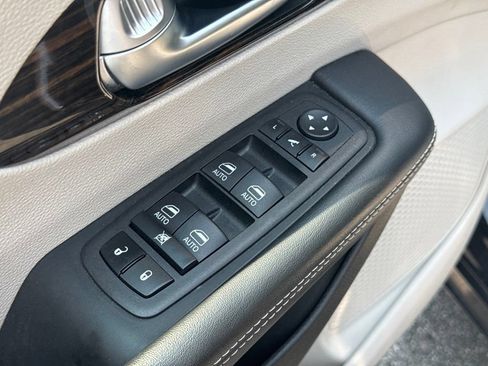 Used 2023 Chrysler Pacifica Limited FWD image 38