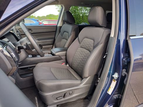Used 2025 Nissan Pathfinder SV FWD image 10