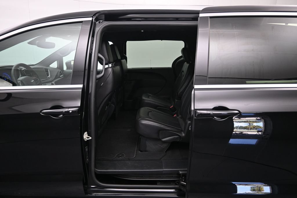 Used 2025 Chrysler Pacifica Select FWD image 21