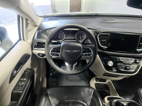 Used 2023 Chrysler Pacifica Touring-L image 16