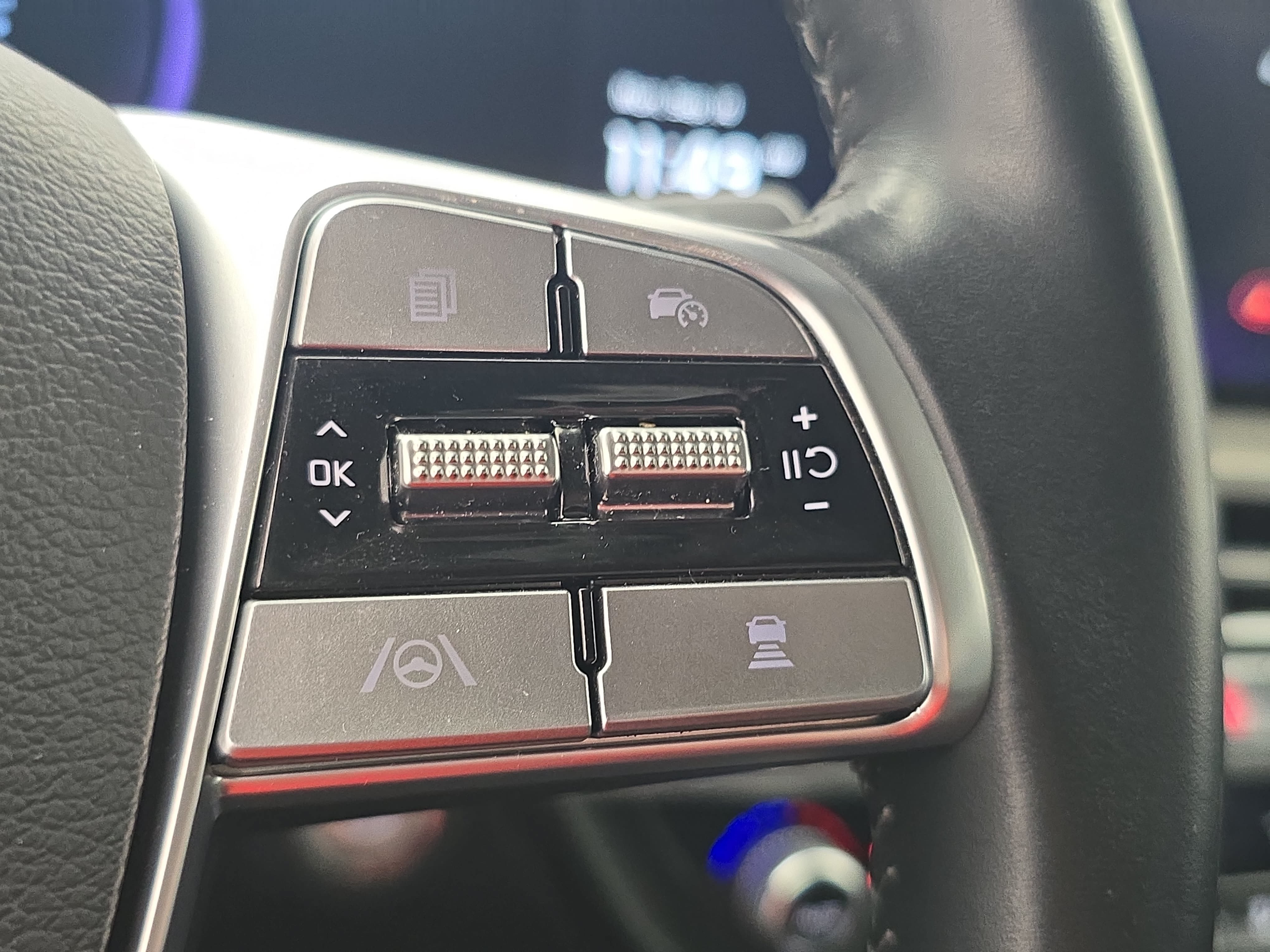 Used 2025 Kia Telluride EX w/ EX Captain's Chair Package FWD image 19