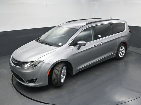 Used 2017 Chrysler Pacifica Touring-L w/ Tire & Wheel Group image 33