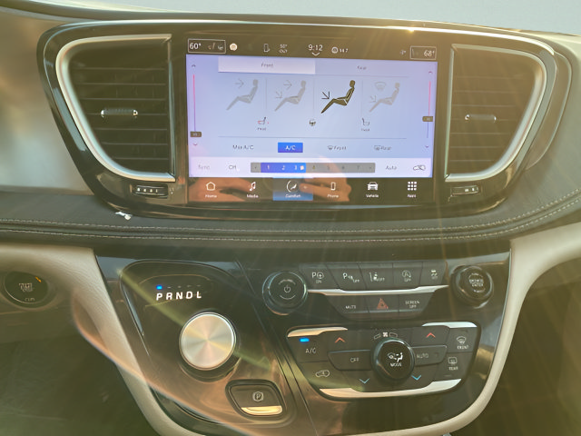 Used 2023 Chrysler Pacifica Touring-L FWD image 13