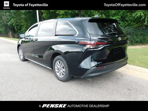 Used 2026 Toyota Sienna LE FWD image 3