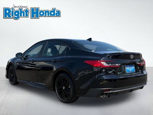 Used 2025 Toyota Camry SE FWD image 4