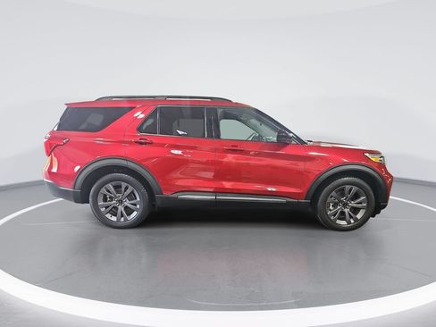 Used 2022 Ford Explorer XLT w/ Equipment Group 202A AWD/4WD image 2